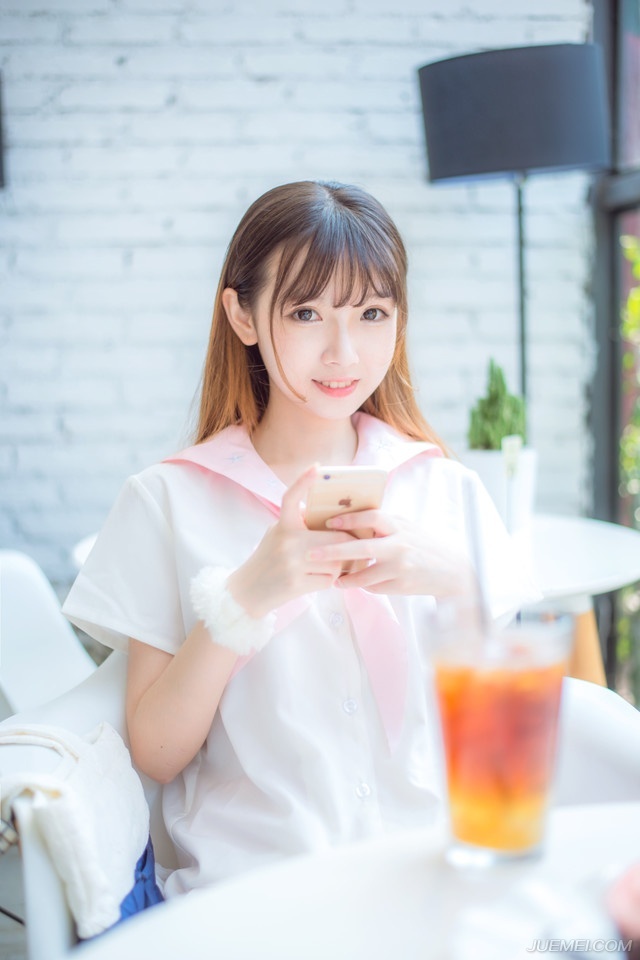 看着小乔松了口气的神色，吕布淡然道：“放心，若真是我做的，我也不屑在这种事情上撒谎，另外，记住你的身份，就算是妾，你也是我的女人，心里怎么想我不管，但你不该将这些愚蠢的表情给我表现出来，若非看在腹中孩儿的份上，单是这一点，就可以让你生不如死！莫要以为，这两年对你好了，就可以在我面前恃宠而骄！”